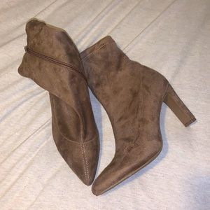 Suede-like booties 💙